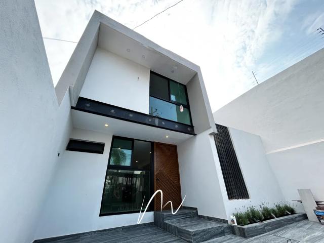 HERMOSA CASA RECIEN REMODELADA EN  
OPORTUNIDAD 