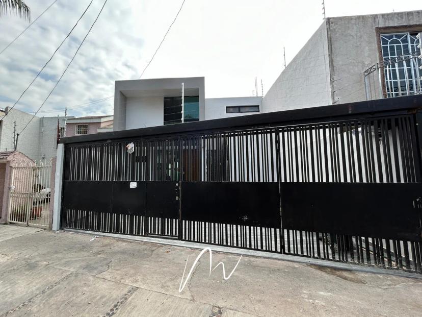 HERMOSA CASA RECIEN REMODELADA EN  
OPORTUNIDAD  2