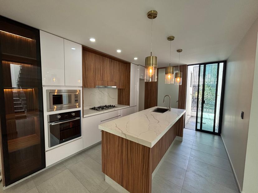 HERMOSA CASA RECIEN REMODELADA EN  
OPORTUNIDAD  4