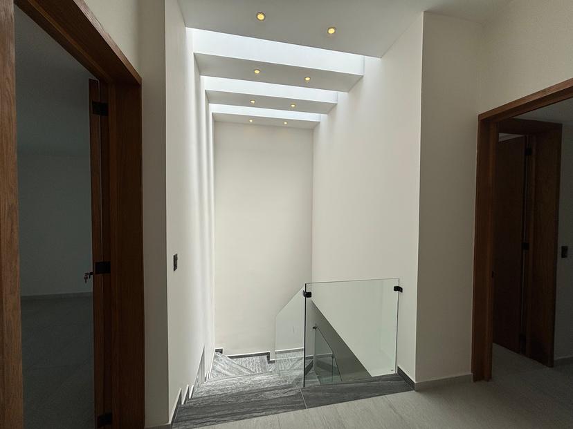 HERMOSA CASA RECIEN REMODELADA EN  
OPORTUNIDAD  5