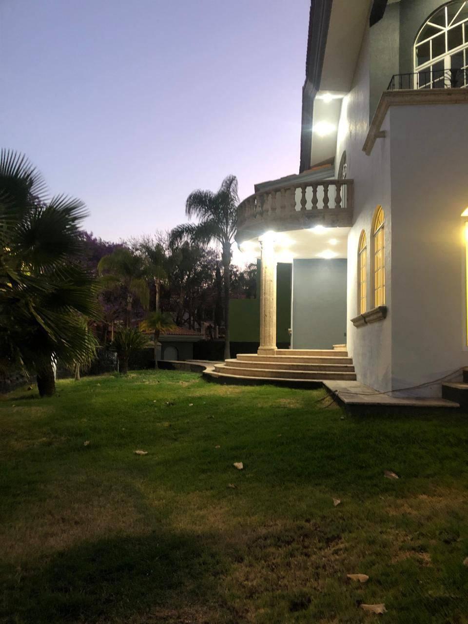 Residencia de lujo recién remodelada! En venta!